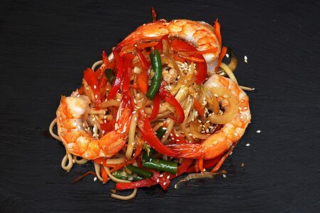 Удон с креветками и овощами