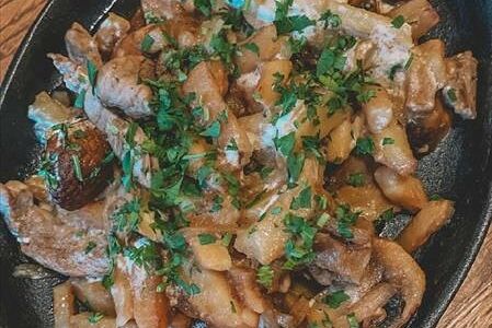 Сковородочка со свиной вырезкой и овощами в сливочно-грибном соусе