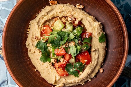 Салат из свежих овощей на хумусе