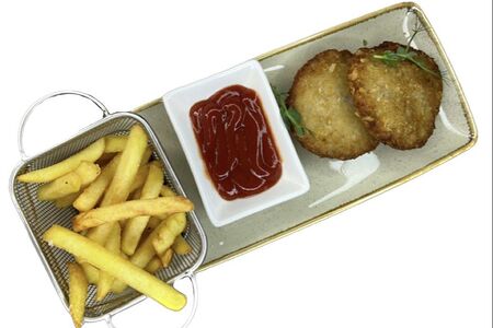 Куриные биточки с кетчупом и фри