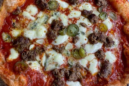 Пицца Сальсичча и халапеньо