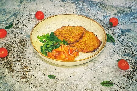 Оладьи из цукини с форелью и творожным муссом