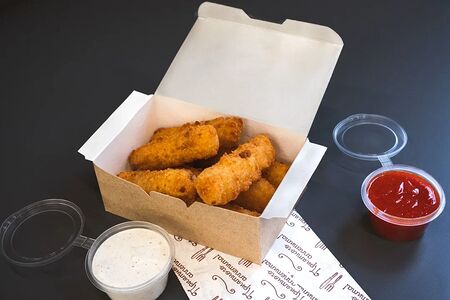 Сырные палочки и брусничный соус