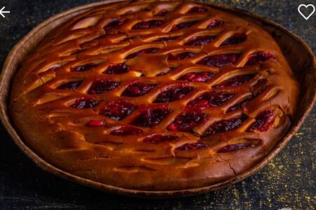 Половина пирога с вишней