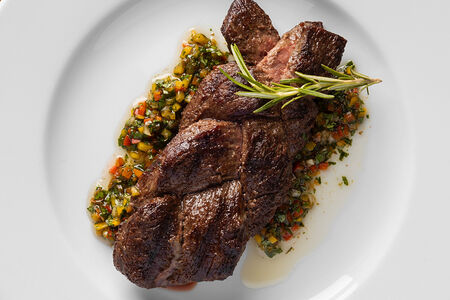 Стейк-косичка с сальсой из зелени