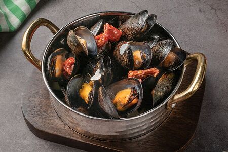 Мидии, томленные с вялеными томатами