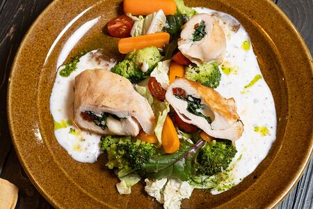 Куриная грудка со шпинатом и сыром