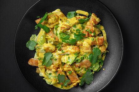 Салат с курицей и манговым соусом