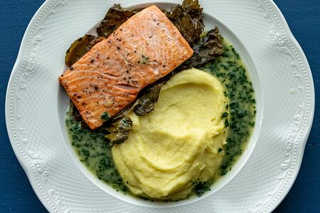 Стейк из семги в винoградных листьях