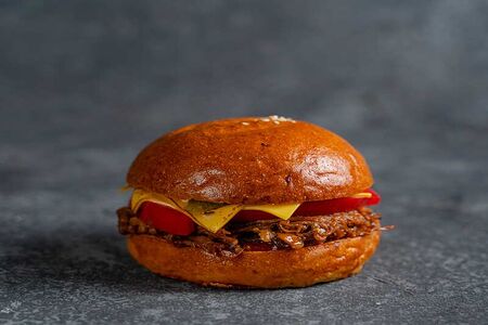 Бургер с томленой говядиной и соусом барбекю