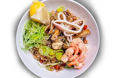 Острый тайский рис с морепродуктами