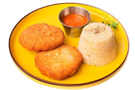 Биточки из курицы с соусом из помидоров и рисом