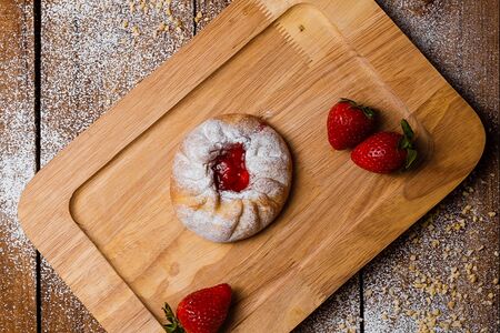 Пирожок с клубникой