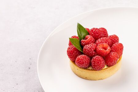 Тарталетка с малиной