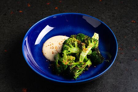 Броколли с ореховым соусом