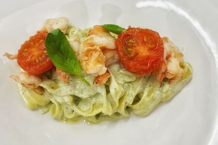 Паста с соусом песто, креветками и томатами черри