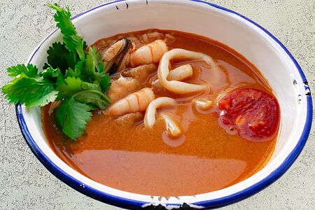 Том ям с морепродуктами