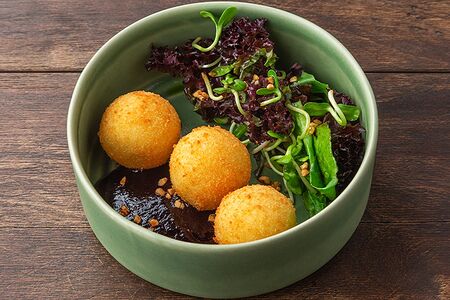 Сырные боллы в панировке с ягодным соусом