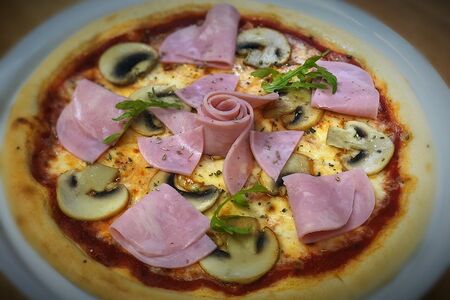 Пицца с ветчиной и шампиньонами