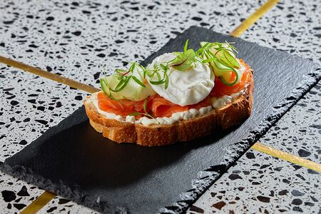 Брускетта с форелью и яйцом пашот