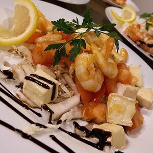 Салат Заморский из овощей с креветками и сыром камамбер