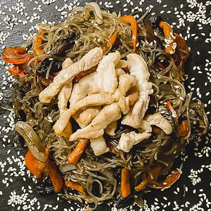 Фунчоза со свининой, овощами и кунжутом