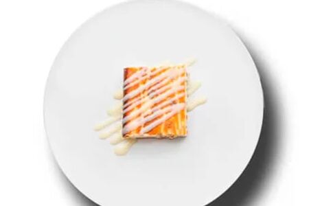 Запеканка творожная с изюмом и топпингом