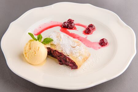 Штрудель вишневый