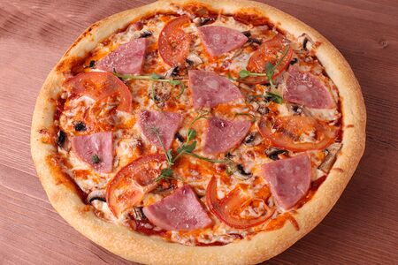 Ветчина, томаты и грибы