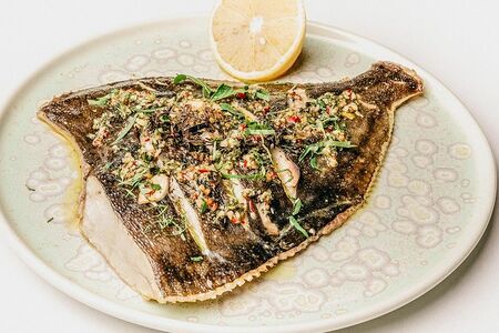 Филе камбалы с пряными травами и чесноком