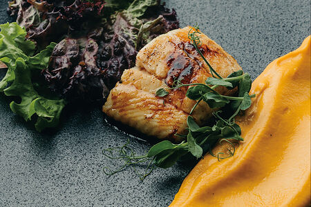 Стейк из палтуса с морковным пюре