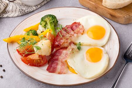 Яичница с беконом и овощами