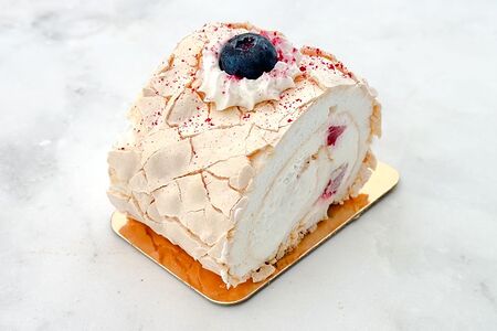 Меренговый рулет с клубникой
