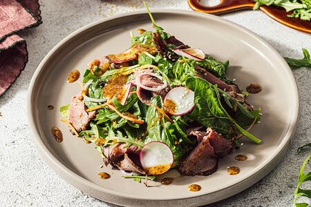 Ростбиф с листьями салата и горчично-медовой заправкой