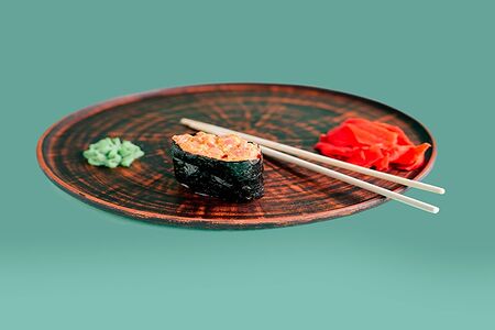 Гункан с острым тунцом