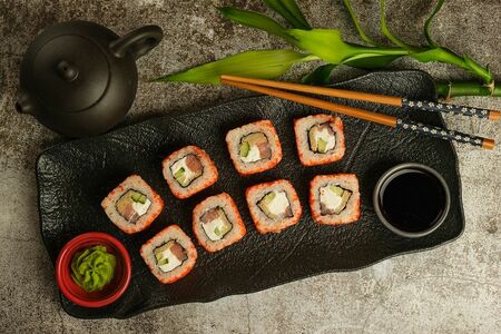 Ролл Калифорния с лососем