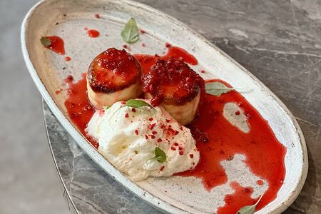 Сырники, запеченные в печи, греческий йогурт, варенье из малины