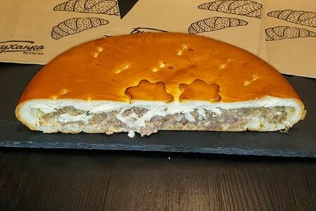 Половинка пирога с курицей и грибами