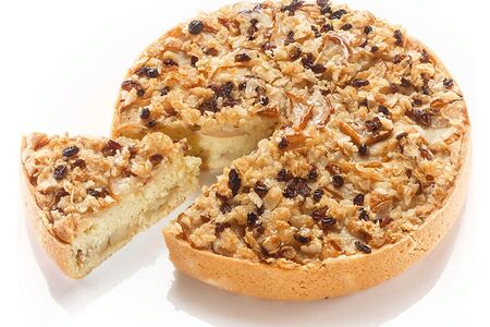 Шарлотка с грушей и миндальными лепестками