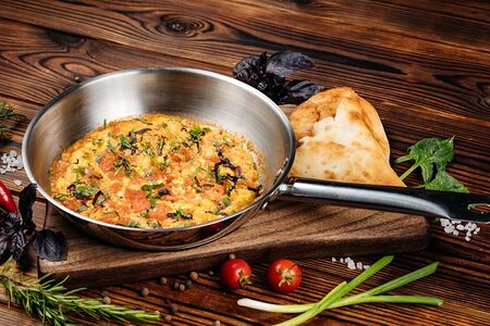 Яичница с розовыми томатами