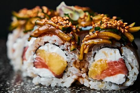 Ролл с лососем и манго внутри, рисом наружу и огурчики