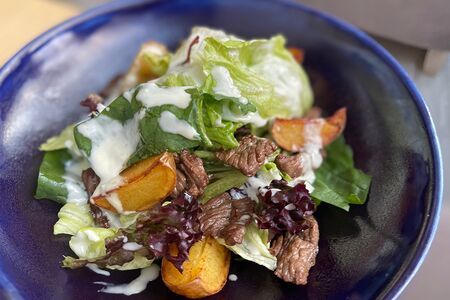 Салат с говядиной в трюфельно-сливочном соусе