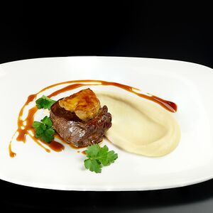 Фуа-гра, пряная груша и ягоды