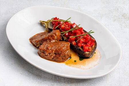 Молодой ягненок и запеченный баклажан