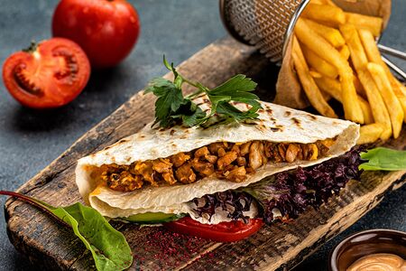 Чикен-покет гриль с курицей и картофелем фри