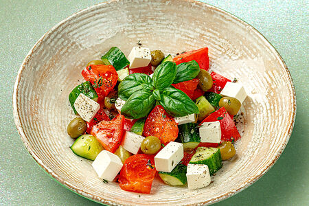 Греческий салат с сыром фета