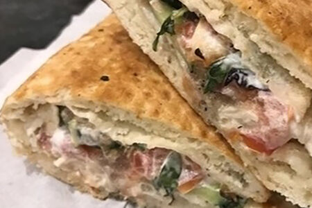 Сэндвич с курицей в лепешке