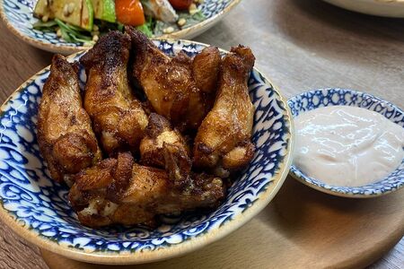 Куриные крылышки с чесночным соусом