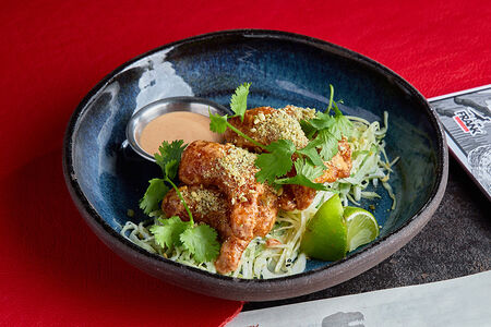 Креветки темпура с капустным салатом