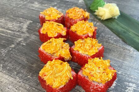 Ролл запеченный с крабом и лососем